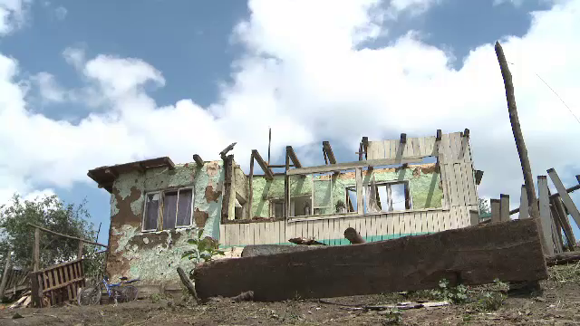 Oamenii lasati fara acoperisuri de "tornada" din Galati s-au imprumutat ca sa-si repare casele