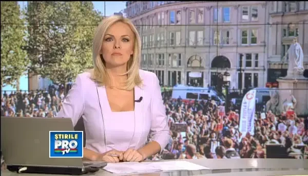 Un protestatar violent i-a rupt unui politist uniforma si a vrut sa-l loveasca. VIDEO