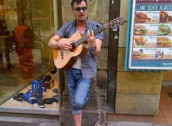 Imaginea care o sa-ti faca ziua. Cum este platit pentru prestatia lui acest barbat. FOTO