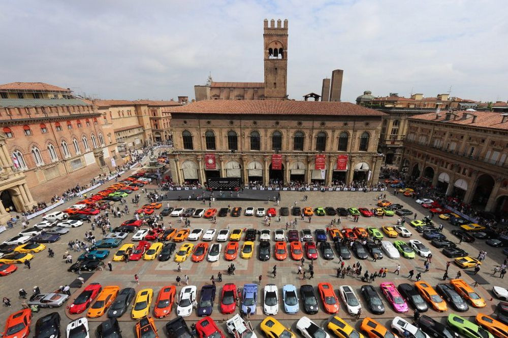 Lamborghini a sarbatorit a 50-a aniversare printr-o parada spectaculoasa pe strazile Italiei. FOTO