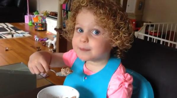 Raspunsul genial al unei fetite de 3 ani la intrebarea cum apar copiii pe lume. VIDEO