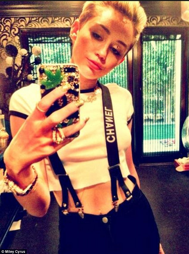 Nu si-a dat seama ce apare in imagine cand a facut-o. Gafa lui Miley Cyrus pe internet