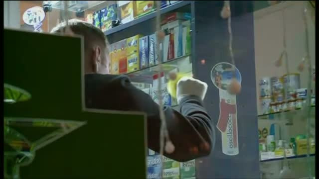 Barbat prins in Capitala dupa ce a amenintat cu pistolul o farmacista, pentru a primi analgezice