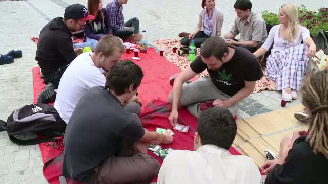 Picnic in mijlocul strazii, protestul lansat la Iasi impotriva taierii teilor din centru orasului