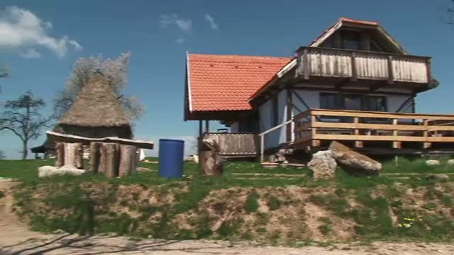 Povestile romanilor care au renuntat la oras si s-au mutat in case vechi de secole, reconditionate