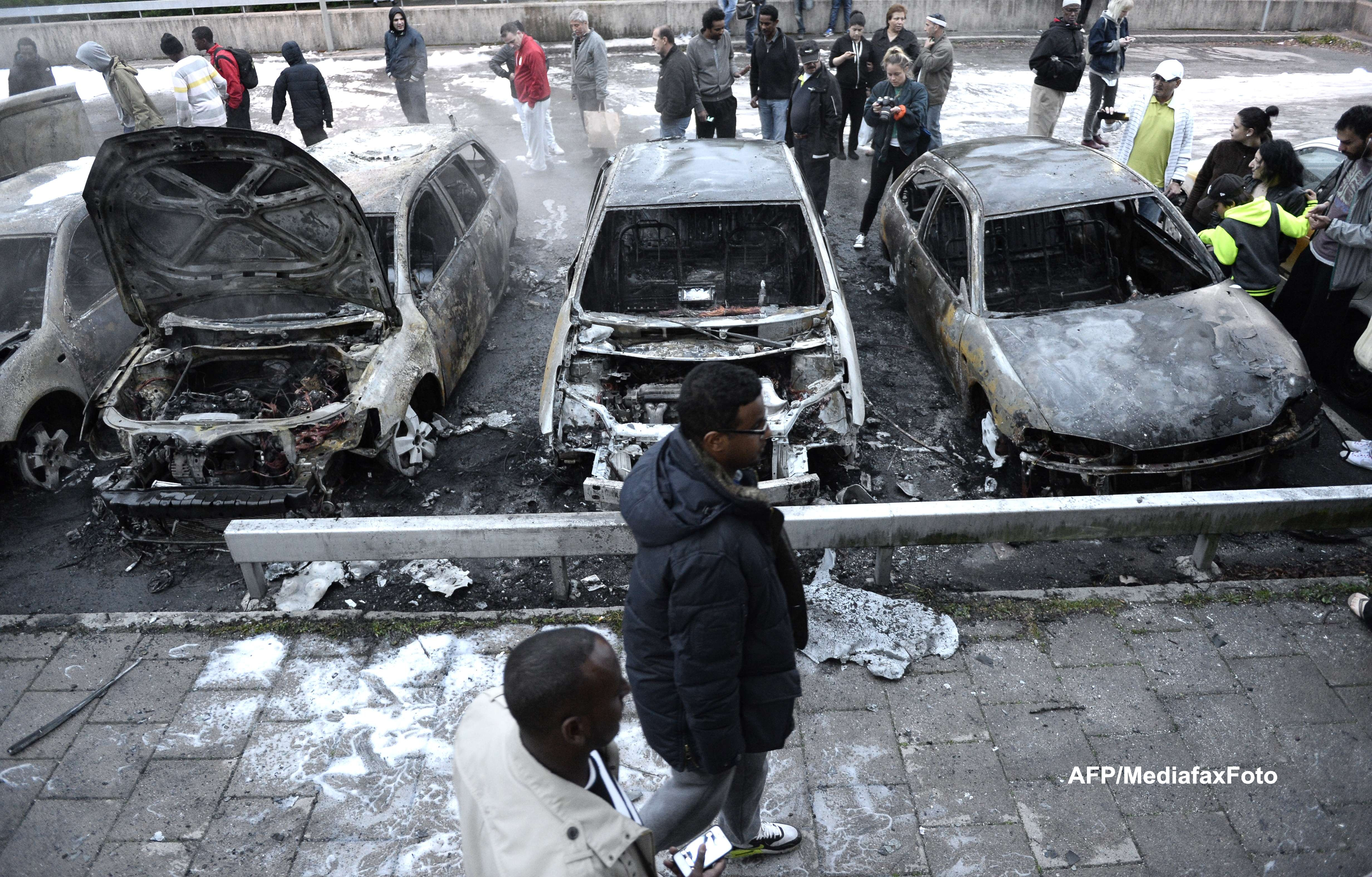 A 7-a noapte de violente la Stockholm. Somajul alimenteaza tensiunile la periferia capitalei Suediei