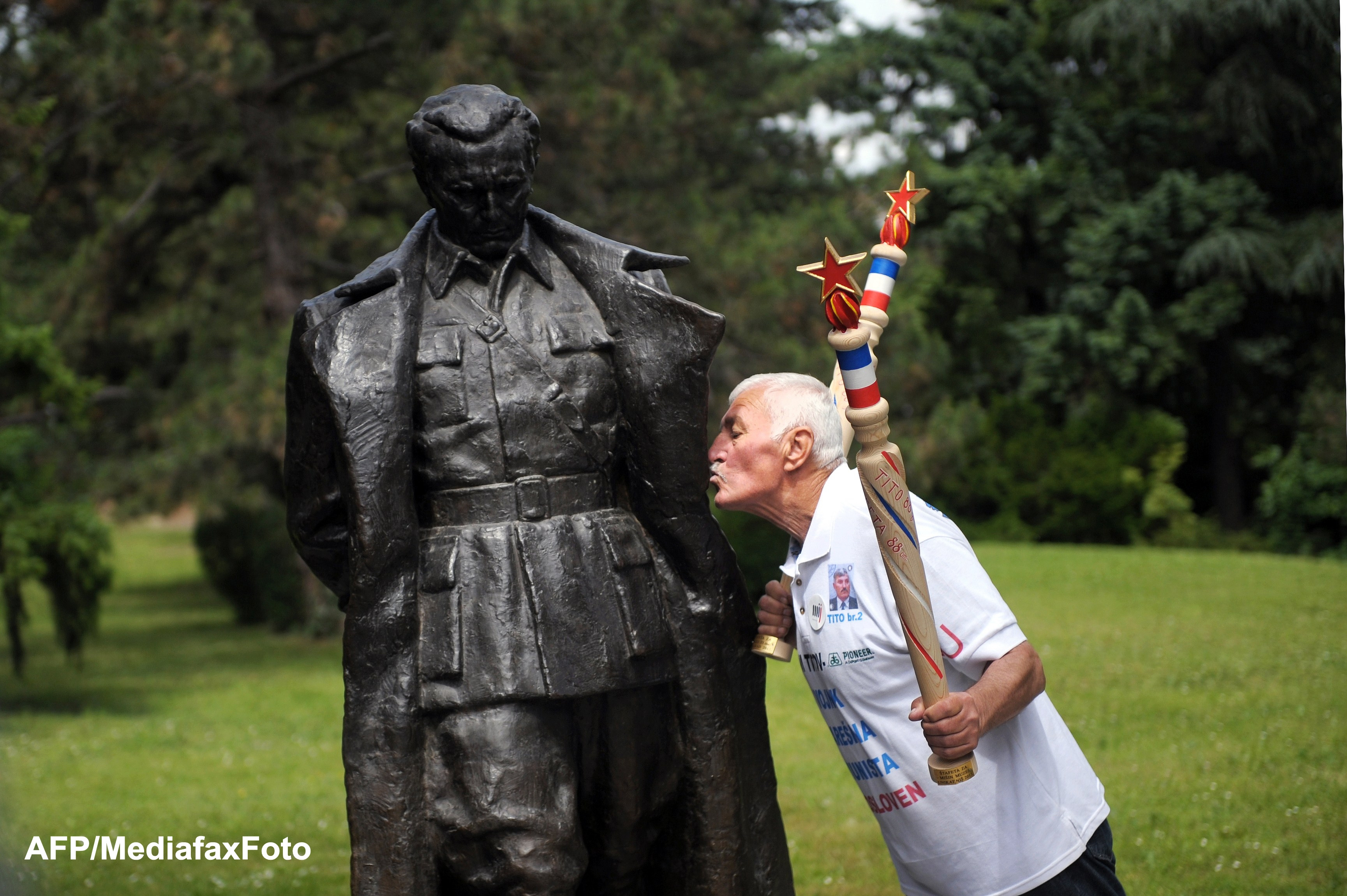 In timp ce ultimul rege iugoslav era ingropat la Belgrad, nostalgicii comunisti plangeau dupa Tito