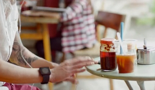VIDEO. Acestea ar putea fi primele imagini cu iWatch. Ce apare intr-o reclama la iPhone 5