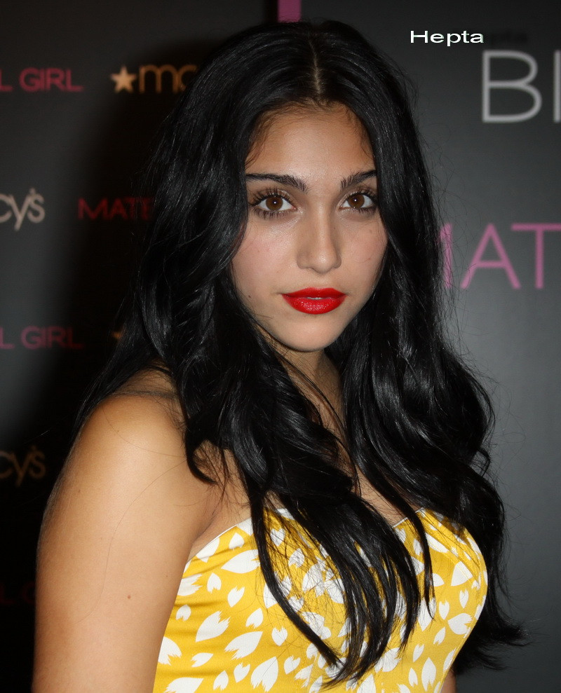 Lourdes evita sa mai apara in public cu mama ei. Adolescenta se teme ca Madonna o va face de ras