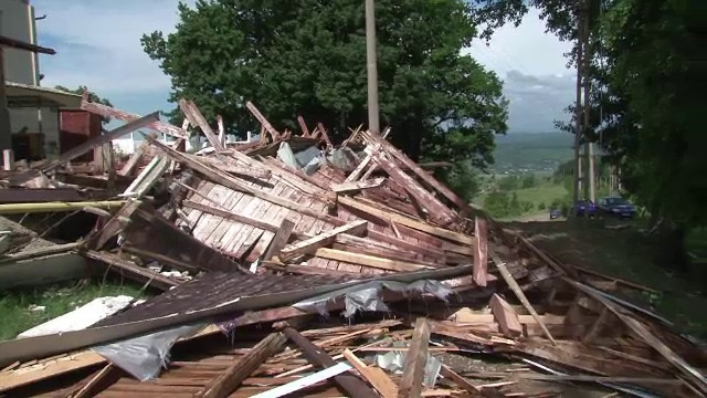 VIDEO.O vijelie puternica de cateva minute a facut prapad la Deva. "Nu vedeam nimic in fata ochilor"