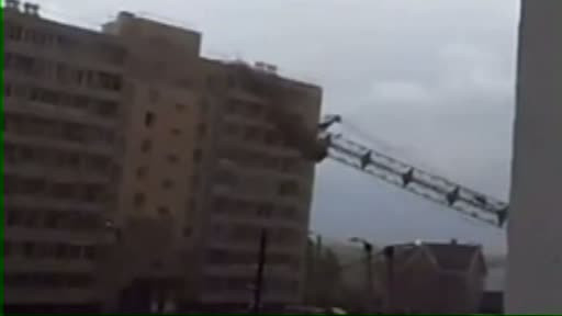 S-au trezit cu o macara de cateva tone in apartamentele din Rusia