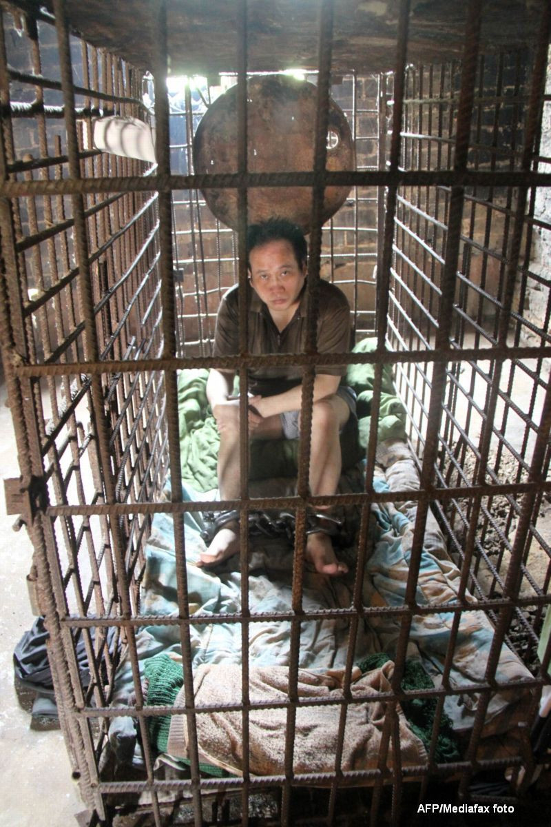 Un chinez bolnav mintal este tinut inchis intr-o cusca de 11 ani de catre propria familie