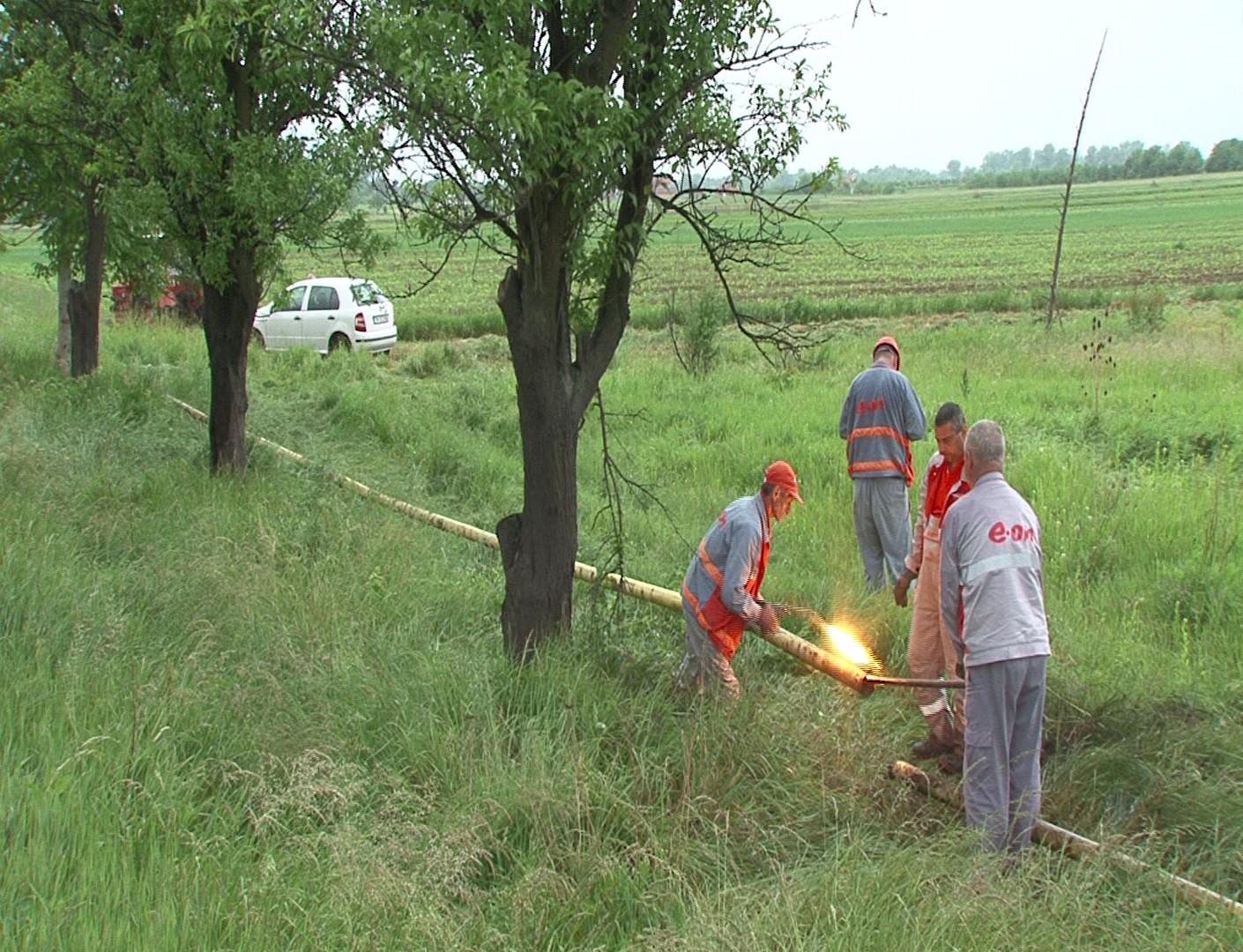 Pericol de explozie pe DN7. Un sofer a derapat si a ajuns pe camp unde a lovit o teava de gaz. FOTO