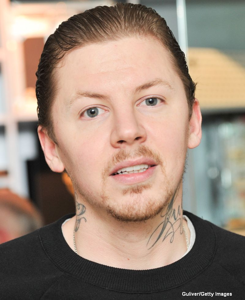 Rapperul Professor Green, spitalizat de urgenta dupa ce a fost strivit intre doua automobile