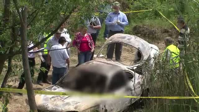 Doua cadavre carbonizate, gasite intr-o masina incendiata. Unul dintre ele era in portbagaj