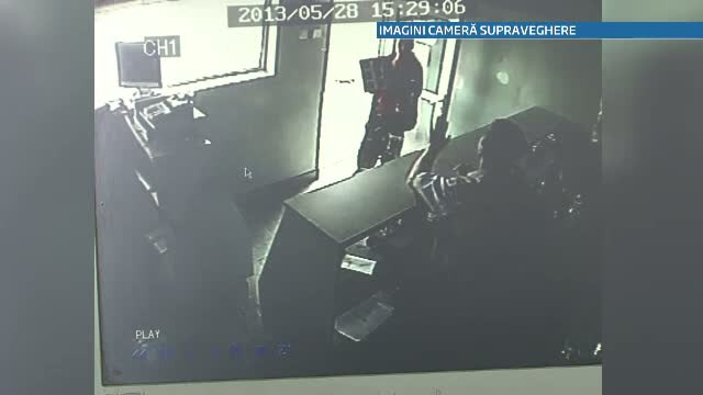 CAMERA DE SUPRAVEGHERE. Clipele in care un barbat vandalizeaza o benzinarie din Moreni pentru tigari