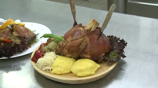 Romanii, in topul pofticiosilor. Cate calorii consuma o persoana, dupa singura o masa la restaurant