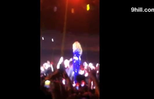 Incident neplacut pentru Beyonce la Copenhaga. Ce a facut un fan in timp ce diva canta. VIDEO