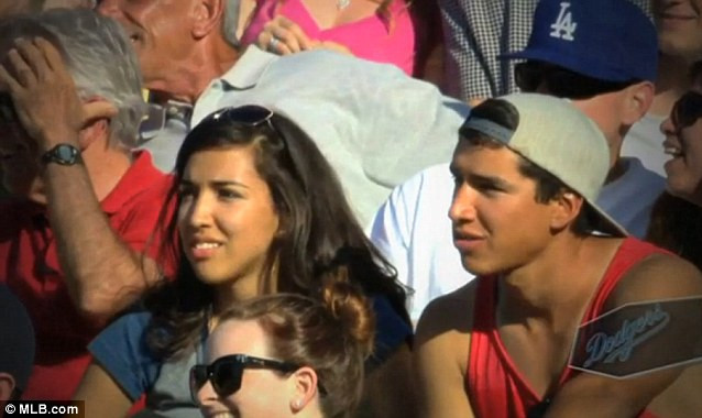 Zeci de mii de oameni le-au cerut sa se sarute, dar el a luat-o la fuga. VIDEO