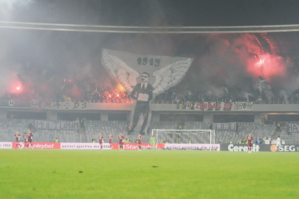 Suporterii U Cluj protesteaza in fata Tribunalului Cluj