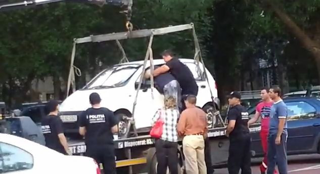 Imagini din Capitala. Un sofer se lupta cu politistii comunitari, pentru a nu-i ridica masina. VIDEO