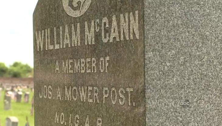 VIDEO. Greseala de pe piatra funerara a unui militar american. A murit inainte de a se naste