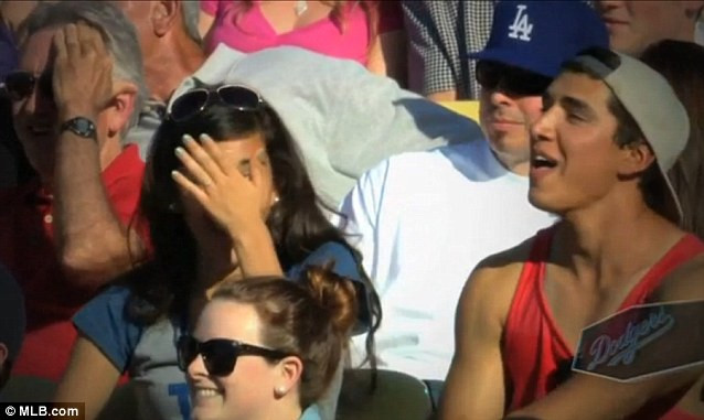 A mers cu sora lui la un meci de baseball. Ce s-a intamplat acolo l-a pus pe fuga, la propriu. VIDEO