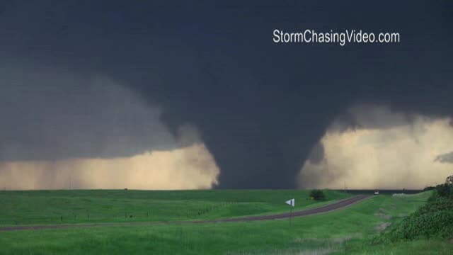 Senzatii tari pentru vanatorii de tornade din SUA. Un vartej a trecut peste casa lor