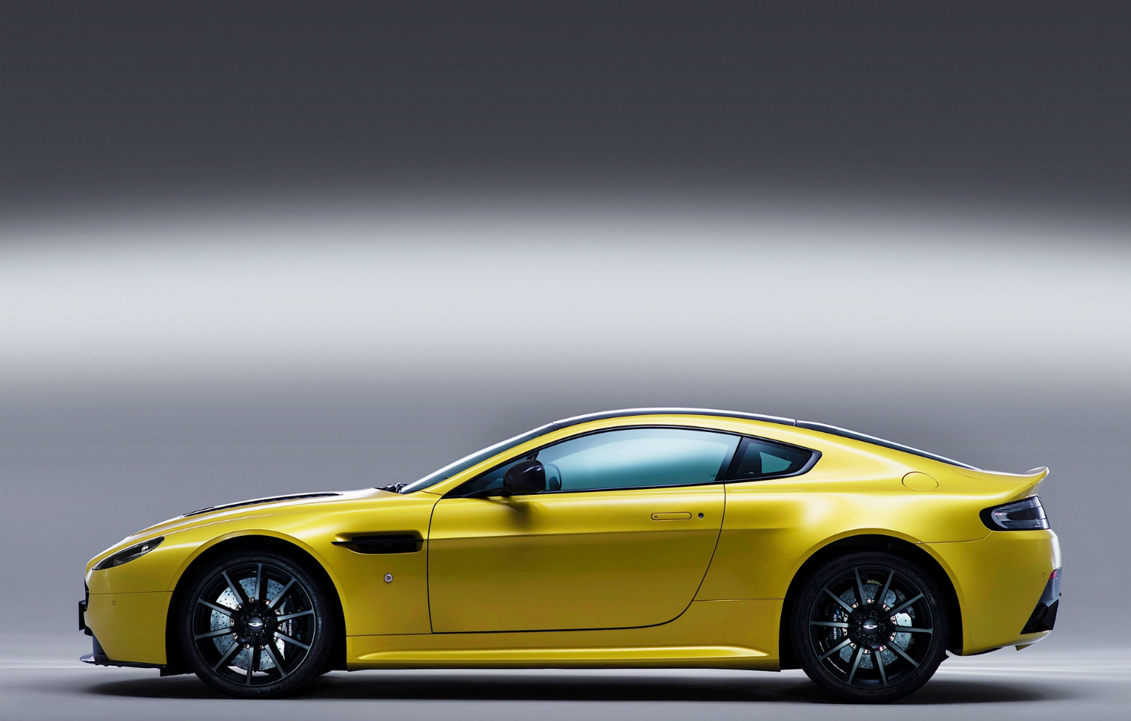 Aston Martin V12 Vantage S - 1