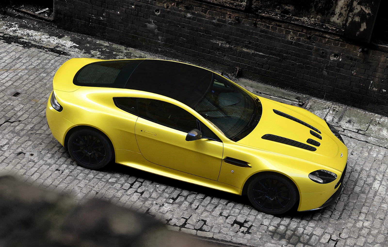 Aston Martin V12 Vantage S - 5