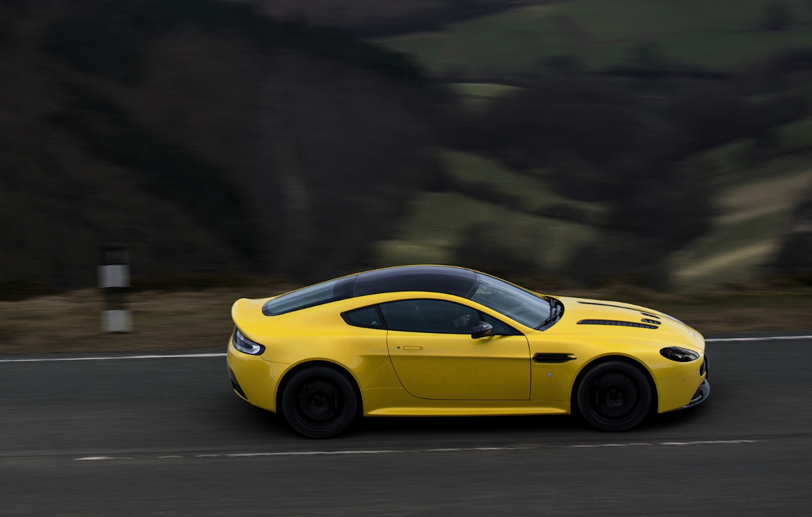 Aston Martin V12 Vantage S - 6