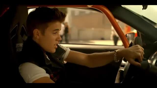 Justin Bieber, filmat in timp ce lovea cu Ferrariul sau un reporter