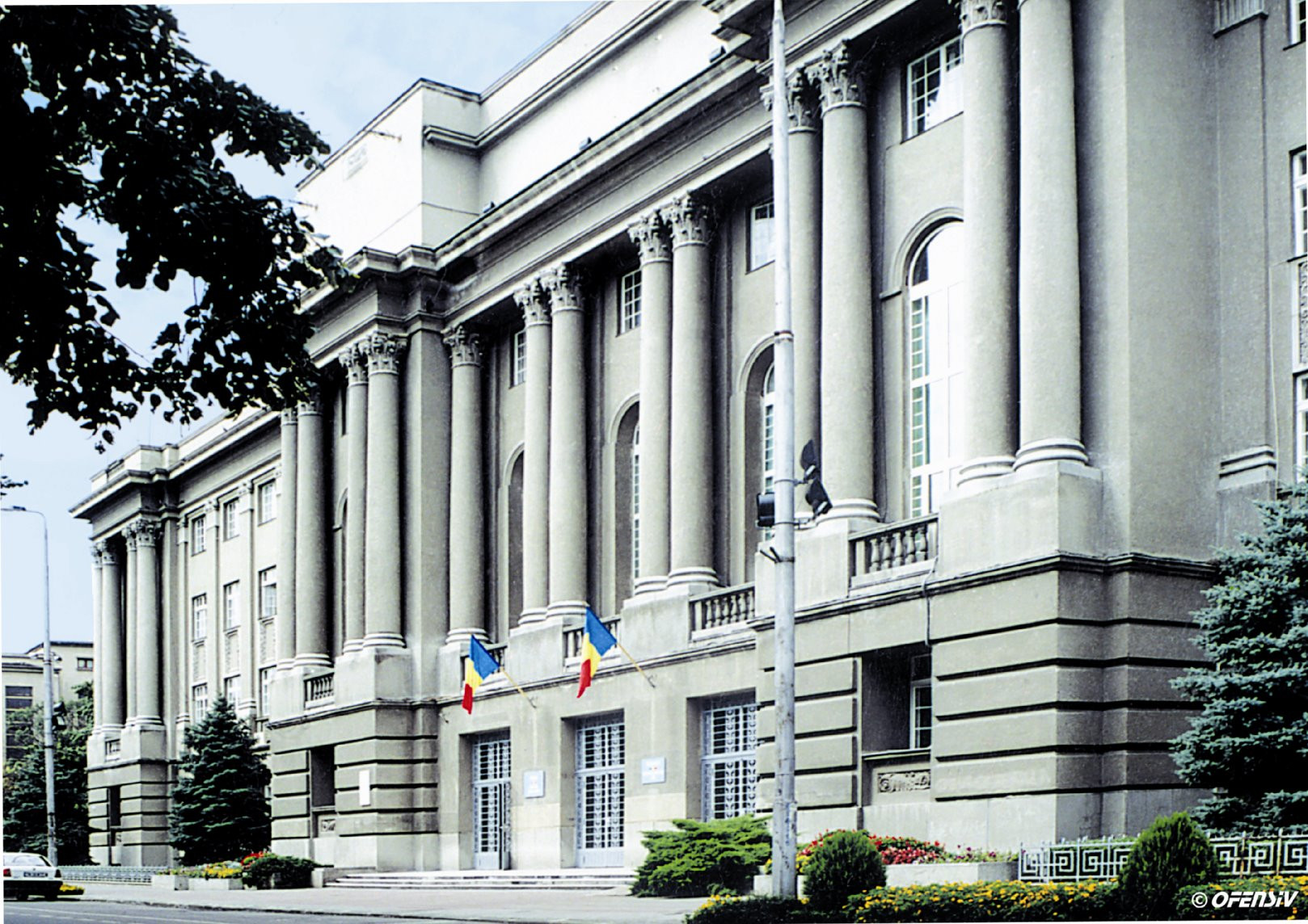 Geamurile Prefecturii Timis au fost sparte noaptea trecuta de un barbat care consumase alcool