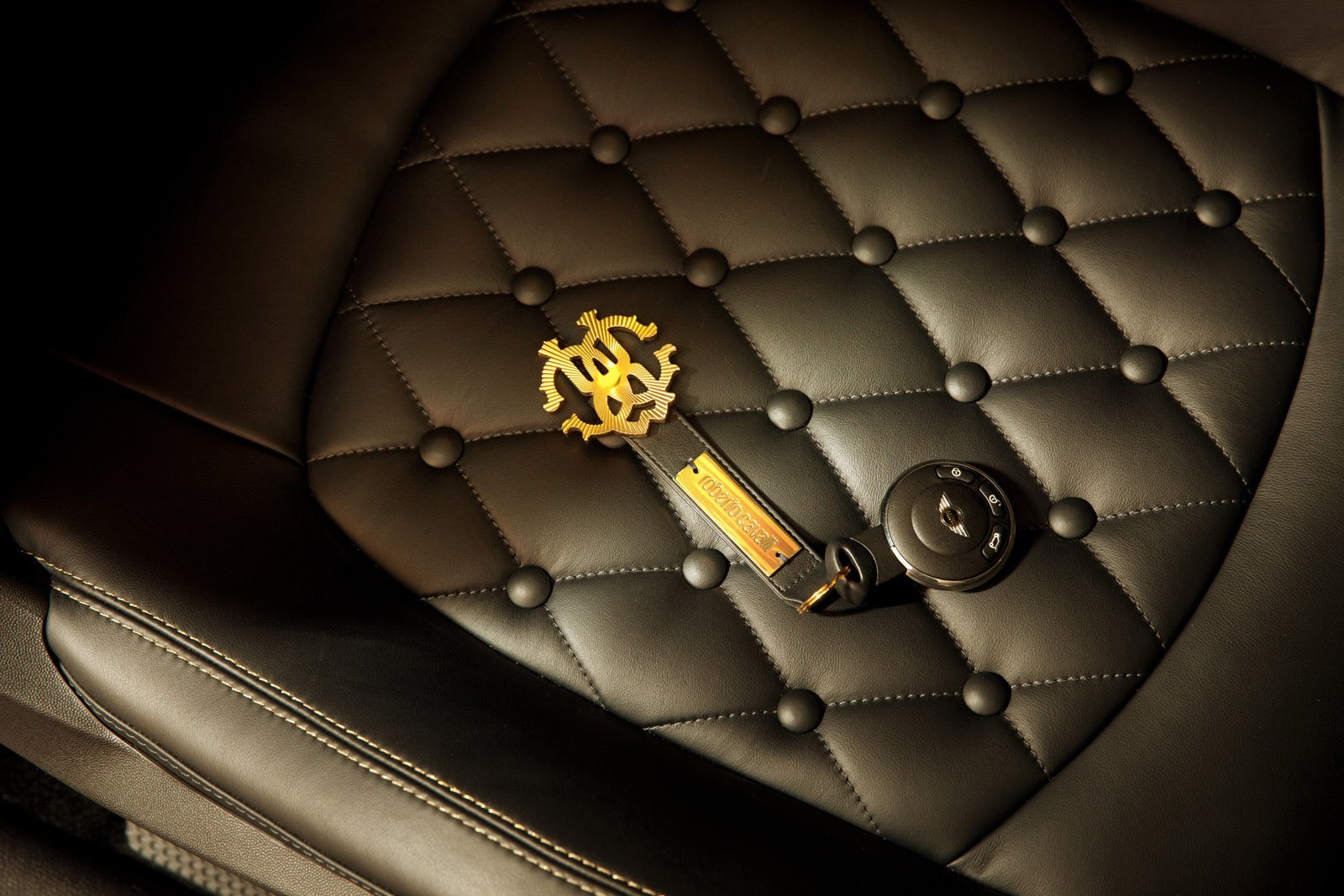 Cea mai noua creatie auto. Costa cat doua limuzine Mercedes recent lansate. FOTO