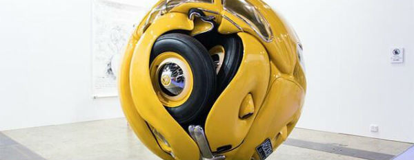 Cum a fost transformat un Volkswagen Beetle din '53 intr-o minge de fotbal: " Este reala, in marime naturala" FOTO