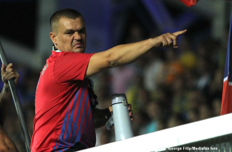 Liderul galeriei echipei Steaua, ridicat de politisti dupa ce ar fi batut mai multe persoane