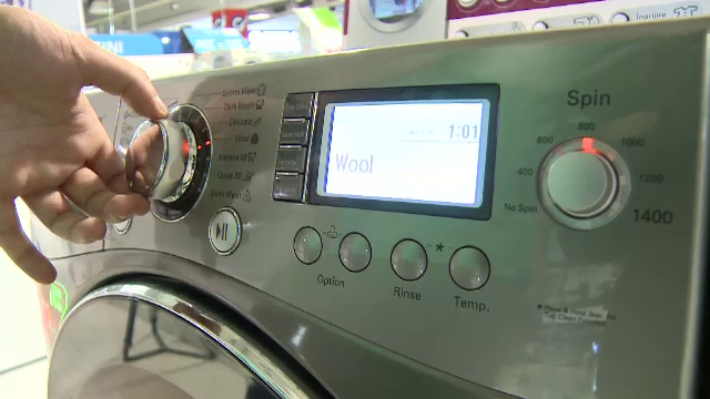 Casa "smart", coordonata cu smartphone-ul: cum "vorbesti" cu masina de spalat prin telefon