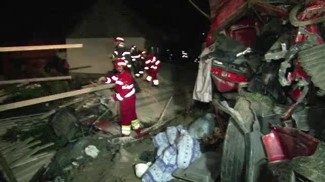 Patru oameni au murit intr-un accident, in Suceava, dupa ce un TIR s-a rasturnat in curtea unei case