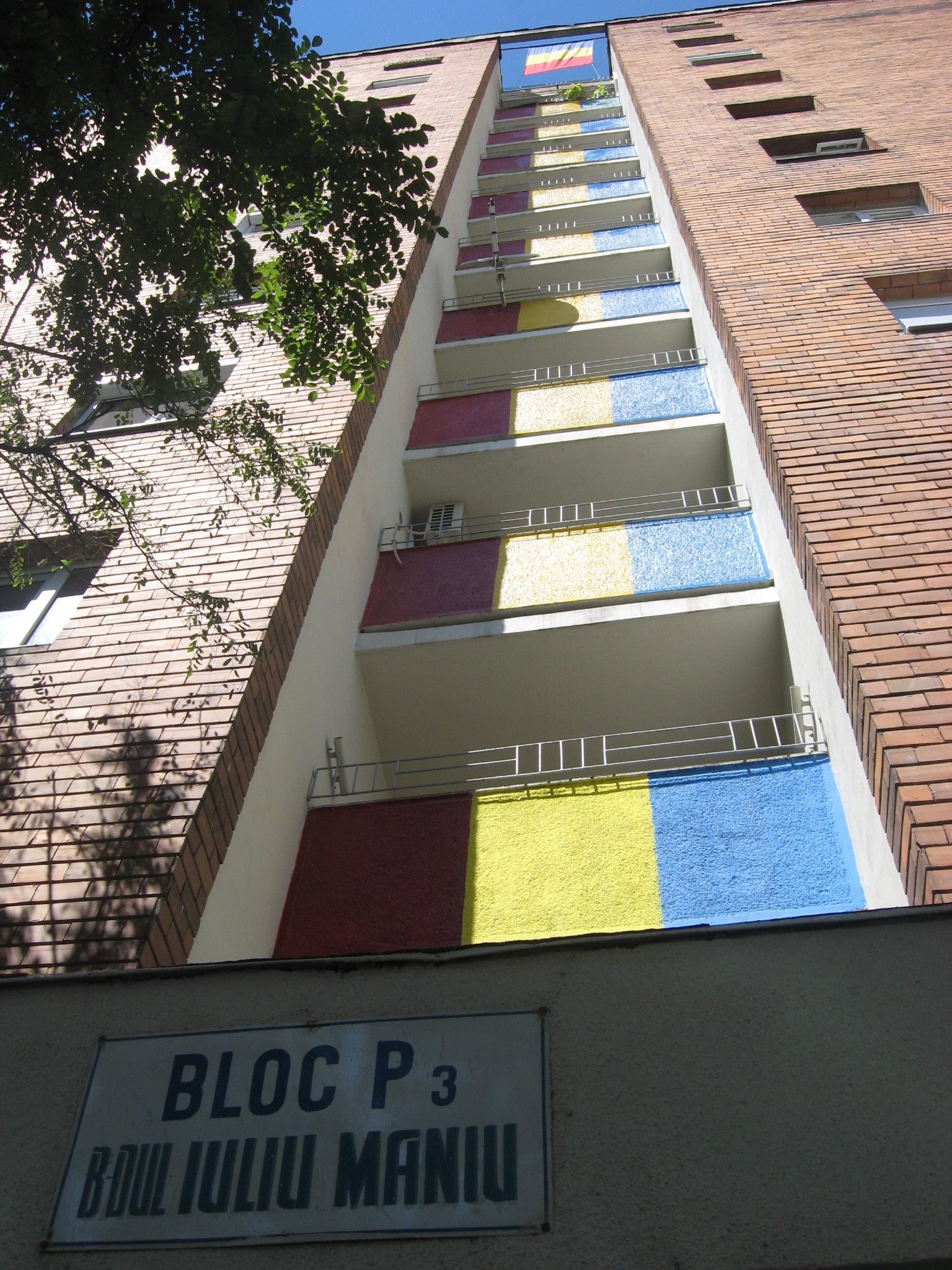 O moda neobisnuita apare in Arad. De ce isi zugravesc oamenii blocurile in culori de steaguri