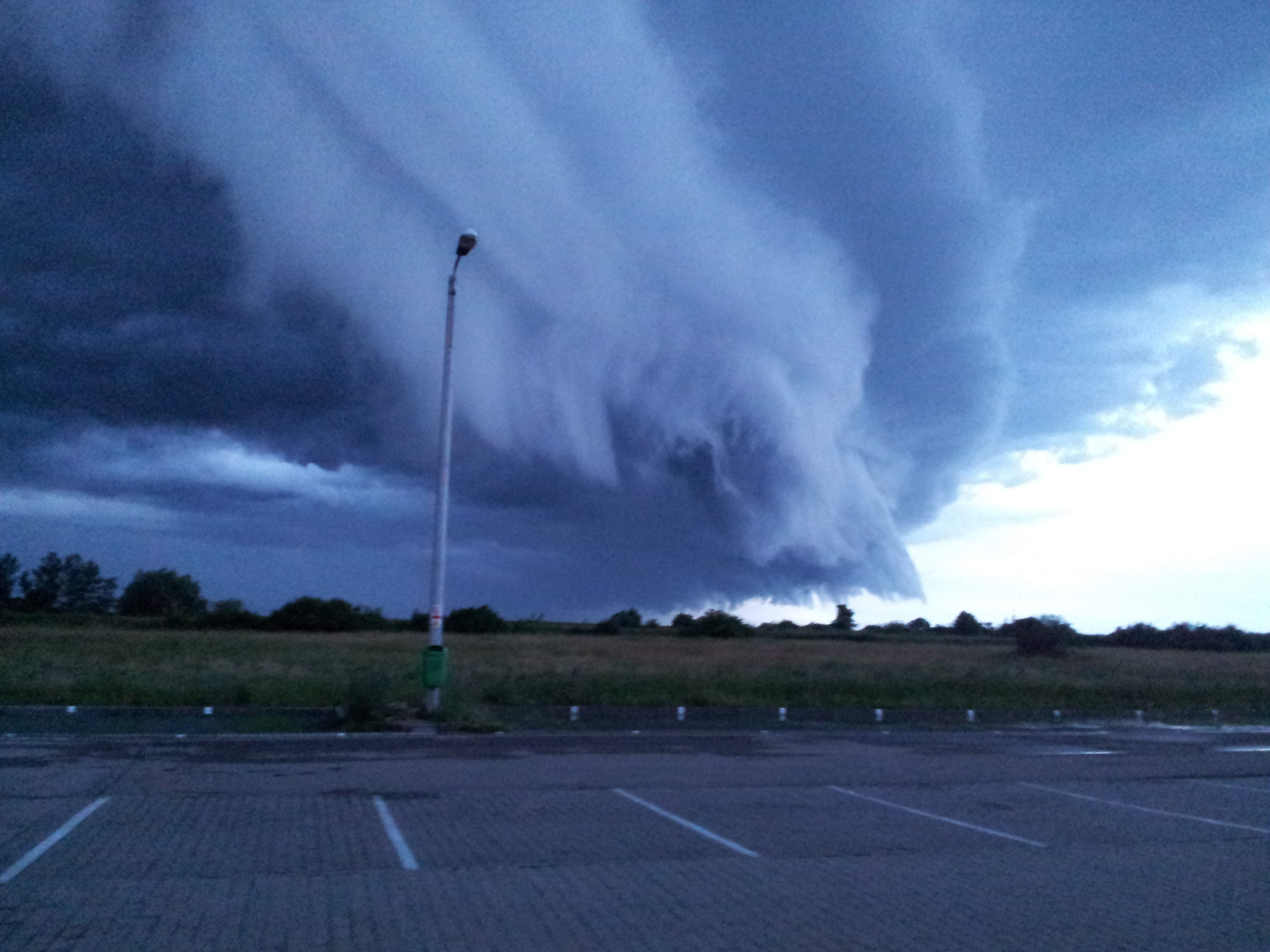 Fenomenul spectaculos de pe cerul Timisoarei. Imaginile surprinse de locuitori