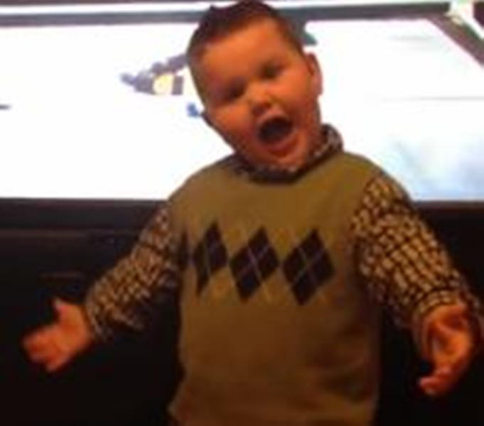 "Wobble-wobble", dansul facut de acest copil de 4 ani care a cucerit internetul. VIDEO