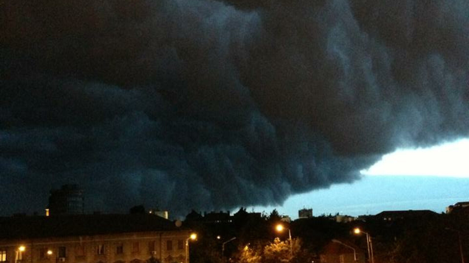 Imaginea saptamanii in Romania. Norul negru care a intunecat Timisoara in miezul zilei