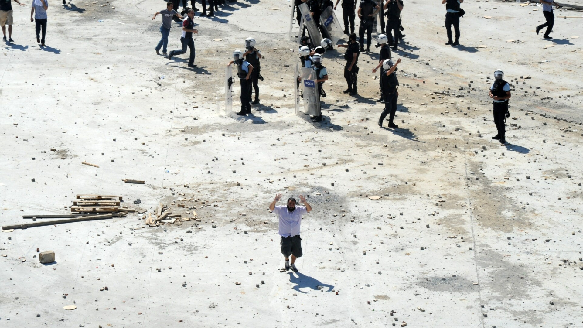 Mii de manifestanti au ocupat Piata Taksim din Istanbul. Fortele de ordine s-au retras