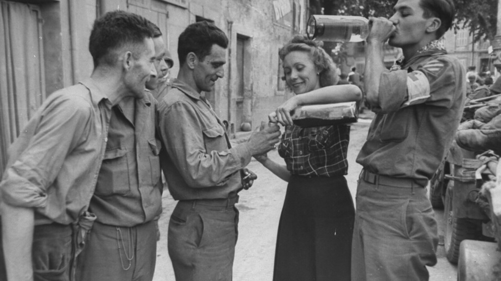 eliberarea Frantei, al Doilea Razboi mondial, soldati americani si frantuzoaice 2