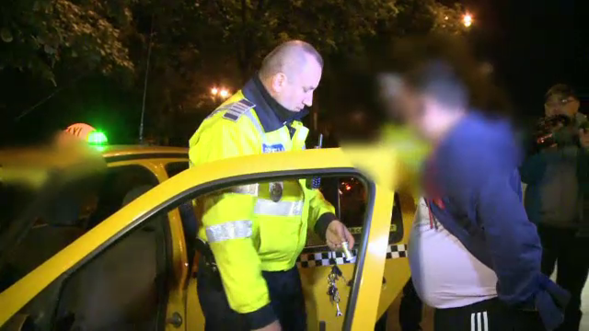 Schema prin care un taximetrist si complicele sau au jefuit o femeie in plina strada in Bucuresti