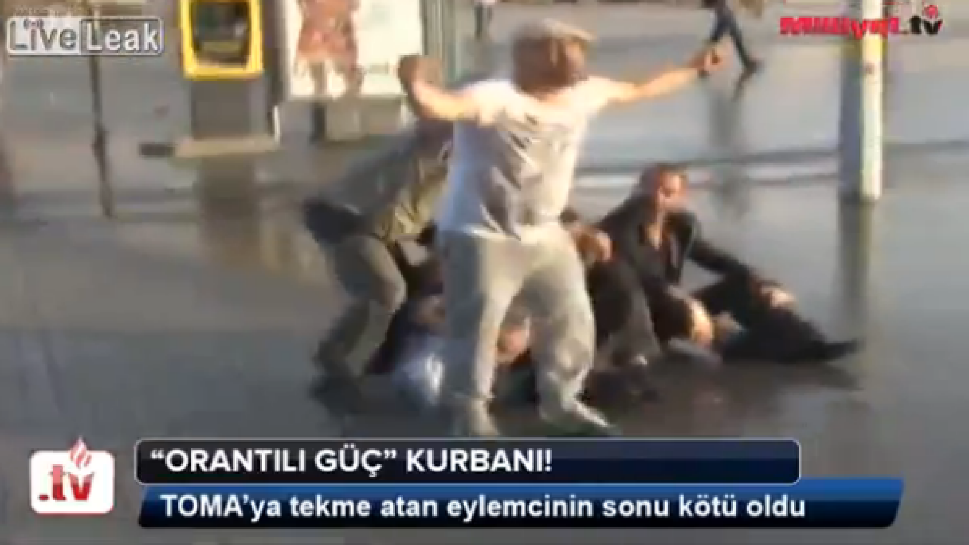 Imaginea zilei in Turcia. Un protestatar e facut KO de tunul cu apa al politistilor. VIDEO