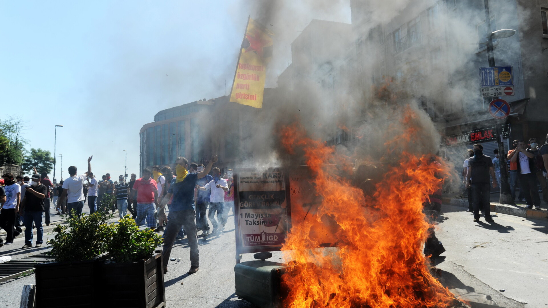 Imaginile infernului de pe strazile din Istanbul: 14 oameni, raniti dupa violentele de azi