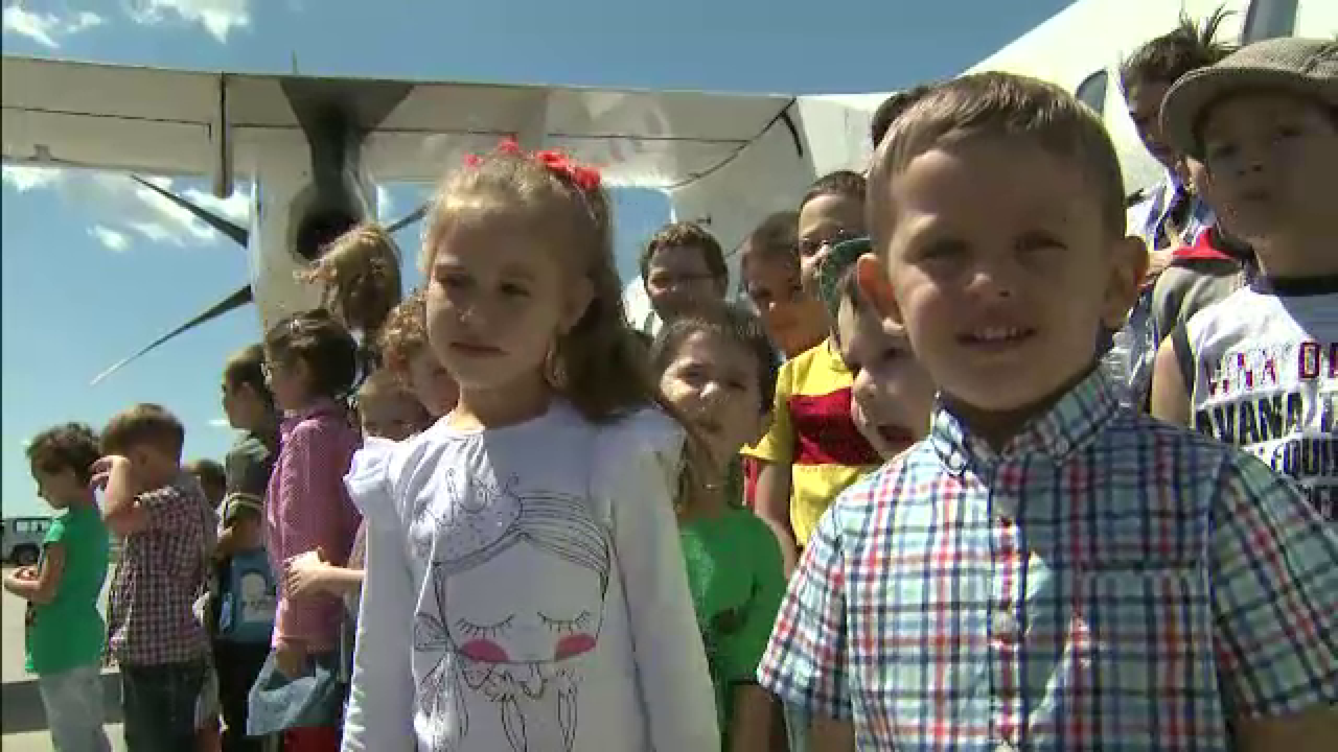 1 iunie, ziua copilului in toata tara. 100 de copii au trait experienta vietii la bordul a 6 avioane
