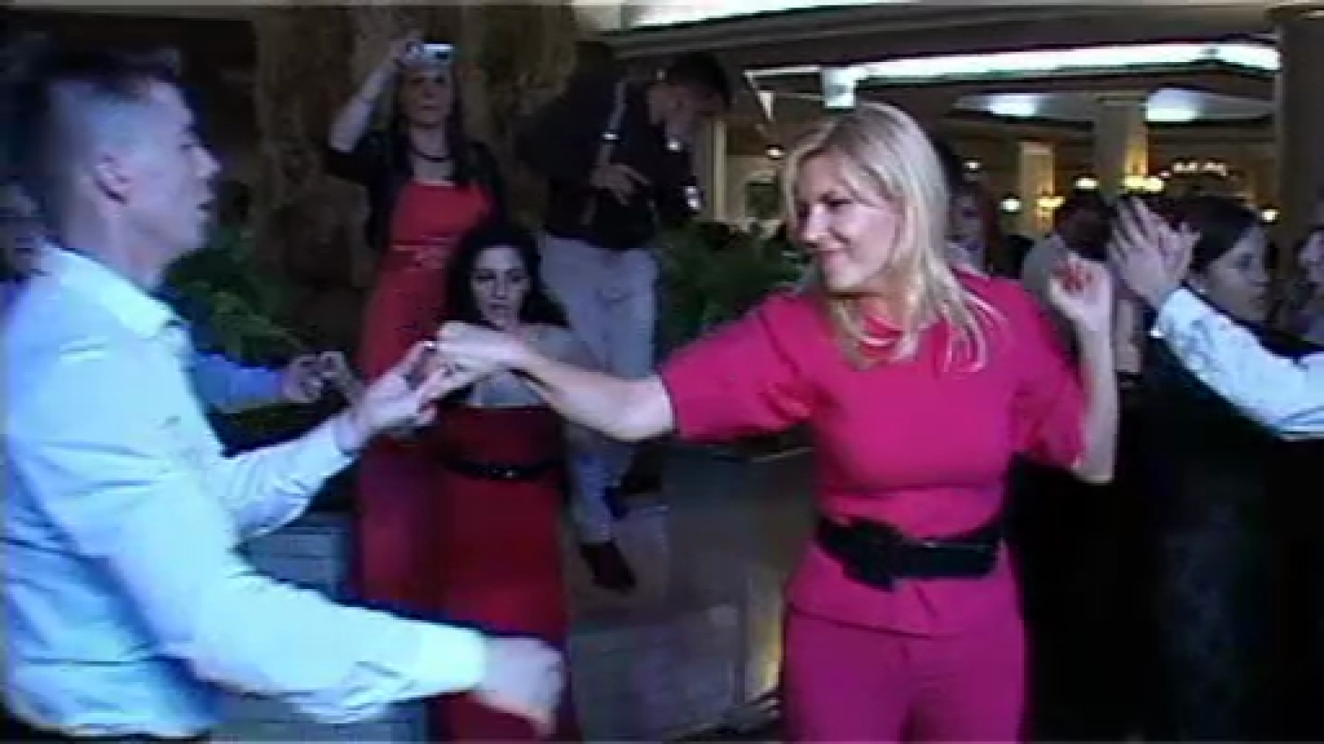 Elena Udrea a fost vedeta serii la banchetul de clasa a 12-a al unor elevi din Baia Mare