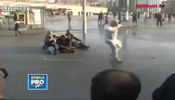 CLIPUL ZILEI: Un protestatar recalcitrant e facut KO de tunul cu apa la Istanbul